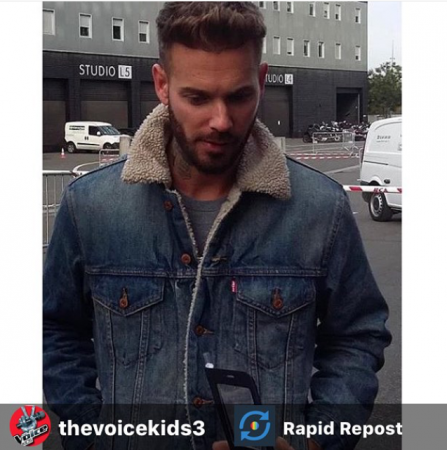 Matt devant les studios de The Voice